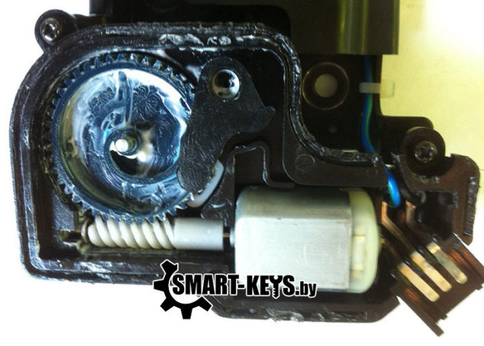 Ремонт замка багажника автомобиля Хонда Аккорд 2004г. в Минске